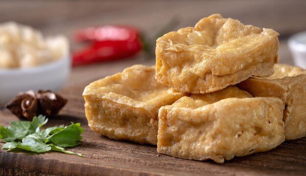 Foto tofu fedorento frito, queijo de feijão fermentado com vegetais de repolho em conserva, comida de rua famosa e deliciosa em taiwan