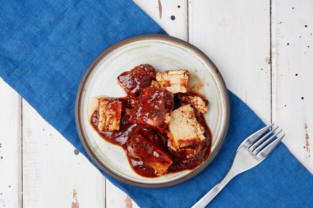 Foto tofu-fleisch mit tomatensauce auf dem teller