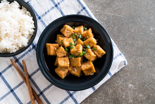 Tofu frito en un bol con sésamo