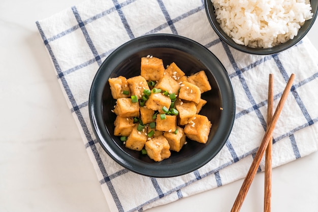 Tofu frito en un bol con sésamo