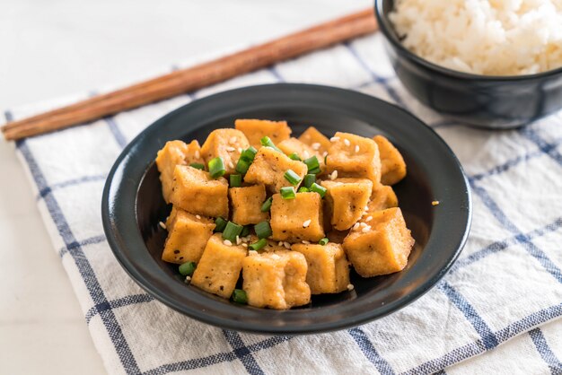 Tofu frito en un bol con sésamo