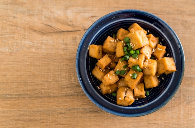 Foto tofu frito en un bol con sésamo