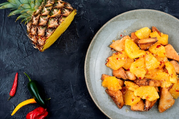 Foto tofu frito com abacaxi e pimentão prato indonésio