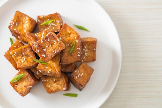 tofu frito com gergelim branco e molho teriyaki - comida vegana e vegetariana