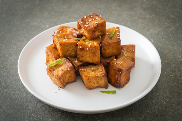 Tofu frito com gergelim branco e molho teriyaki