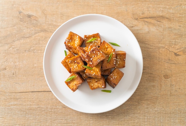 tofu frito com gergelim branco e molho teriyaki