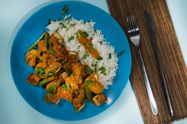 Foto tofu frito com molho picante estilo de comida saudável e vegana