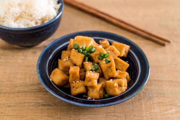 Tofu frito em uma tigela com gergelim