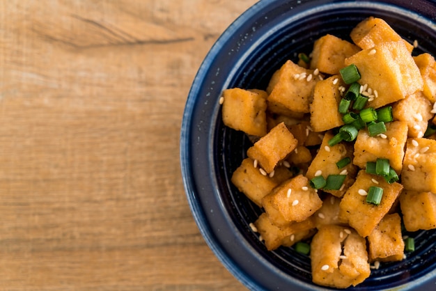 Tofu frito em uma tigela com gergelim