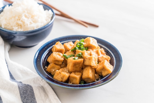 Tofu frito em uma tigela com gergelim