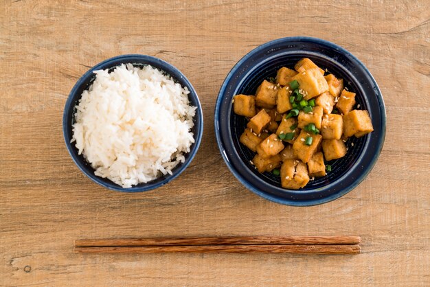 Tofu frito em uma tigela com gergelim