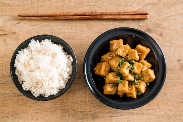 Tofu frito em uma tigela com gergelim