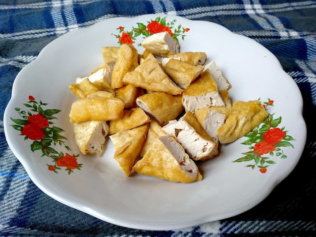 Tofu frito en un plato de comida culinaria indonesia