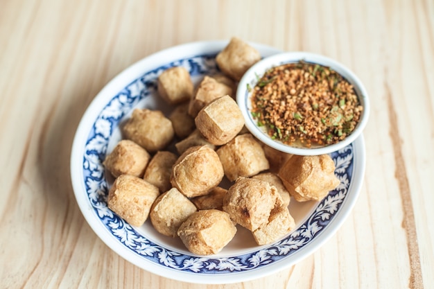 tofu frito en el plato listo para comer con salsa de frijoles comida deliciosa en Tailandia