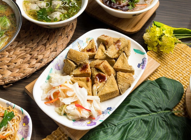 Tofu frito servido en un plato aislado en la vista lateral de la mesa de la comida de Taiwán