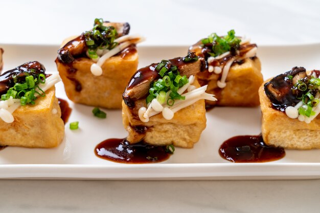 Tofu Grelhado com Cogumelo Shitake e Cogumelo Agulha Dourada