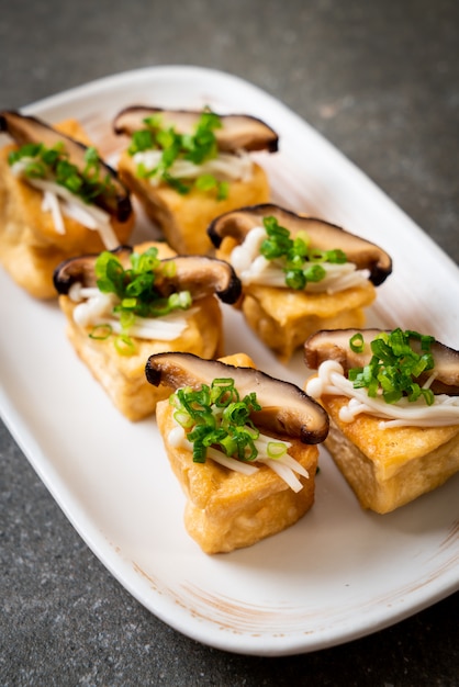 Tofu Grelhado com Cogumelo Shitake e Cogumelo Agulha Dourada