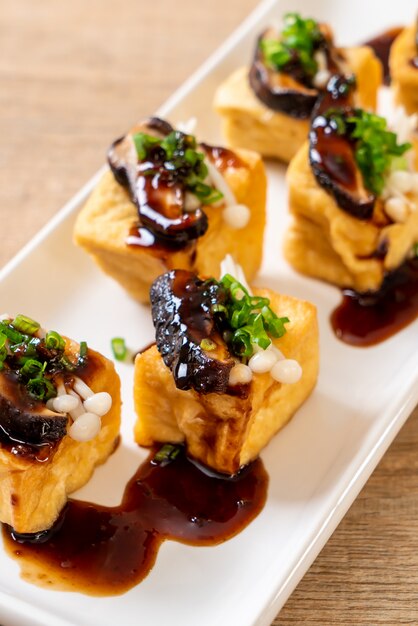 Tofu Grelhado com Cogumelo Shitake e Cogumelo Agulha Dourado