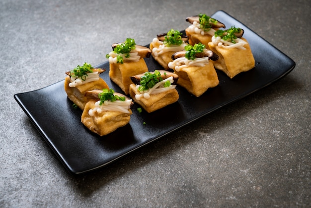 Tofu Grelhado com Cogumelo Shitake e Cogumelo Agulha Dourado