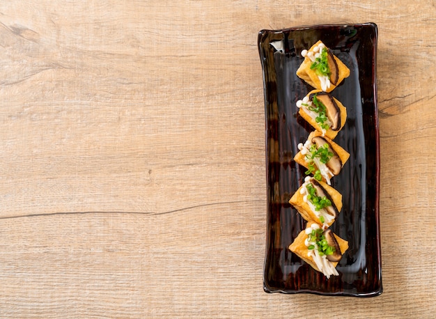 Tofu Grelhado com Cogumelo Shitake e Cogumelo Agulha Dourado