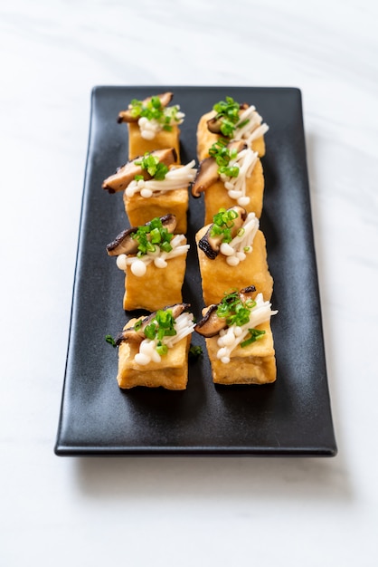 Tofu grelhado com cogumelo shitake e cogumelo agulha dourado