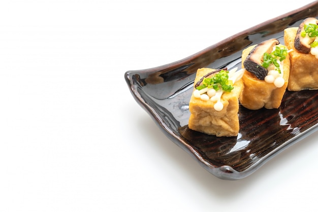 Tofu Grelhado com Cogumelo Shitake e Cogumelo Agulha Dourado