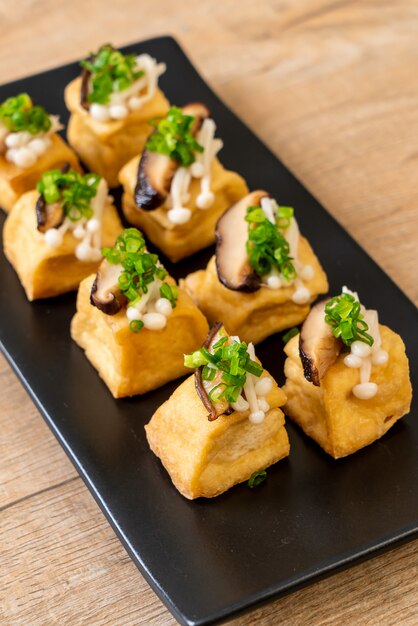 Tofu grelhado com cogumelo Shitake e cogumelo com agulha dourada