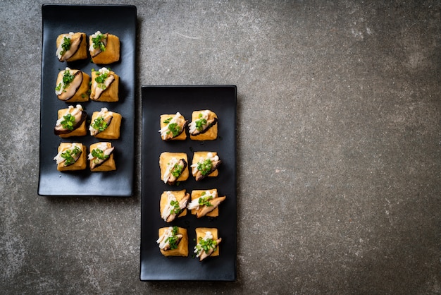 Tofu grelhado com cogumelo shitake e cogumelo com agulha dourada