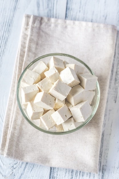 Tofu in die glasschüssel schneiden