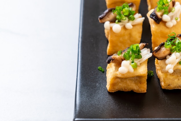 Tofu a la parrilla con hongos shitake y hongos aguja dorada