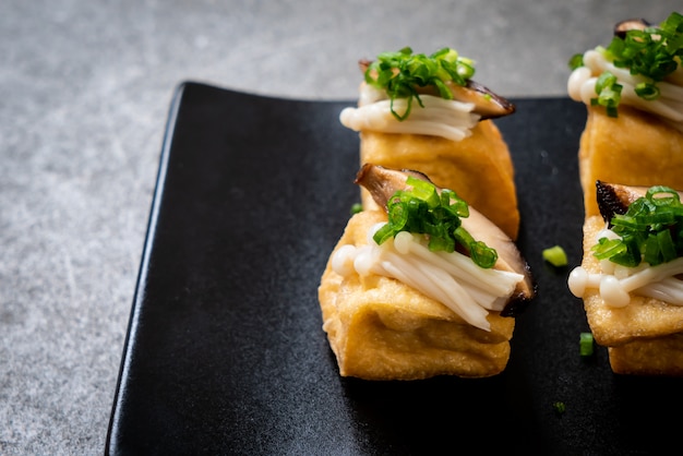 Tofu a la parrilla con hongos shitake y hongos aguja dorada