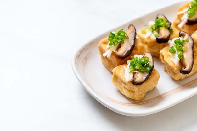 Tofu a la plancha con setas Shitake y setas con agujas doradas