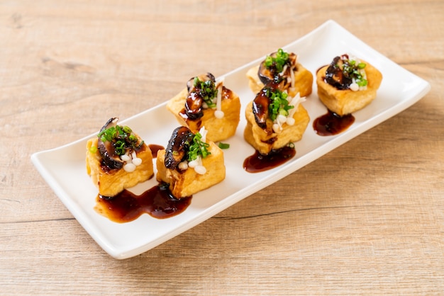 Tofu a la plancha con setas Shitake y setas con agujas doradas