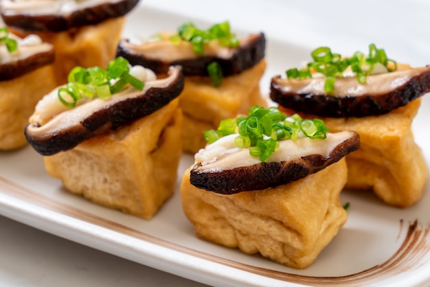 Tofu a la plancha con setas Shitake y setas con agujas doradas