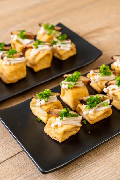 Tofu a la plancha con setas Shitake y setas con agujas doradas