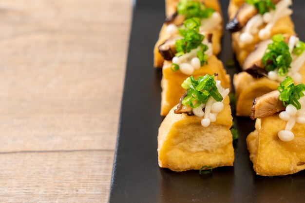 Tofu a la plancha con setas Shitake y setas con agujas doradas