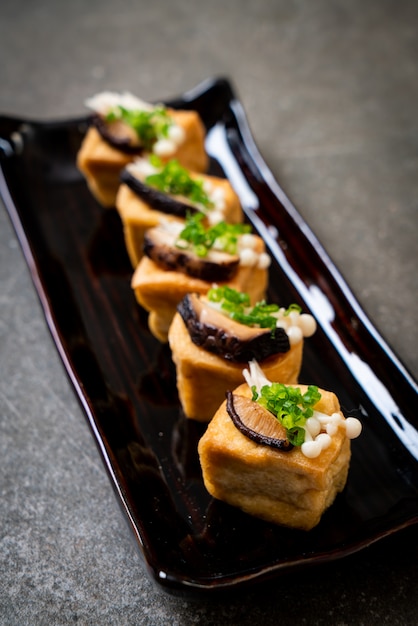 Tofu a la plancha con setas Shitake y setas con agujas doradas