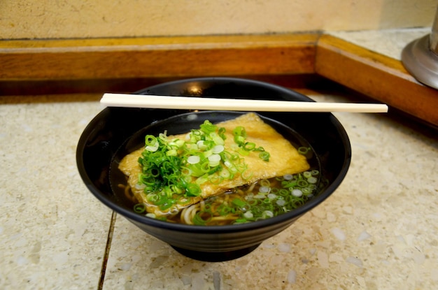 Tofu Ramen o ramen con tofu japón y cocinar otros ramen en Wakayama es ramen en la región de Kansai tiene un caldo hecho con salsa de soja y huesos de cerdo