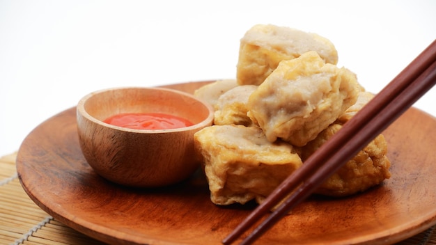 tofu recheado com carne fina e farinha com fundo branco
