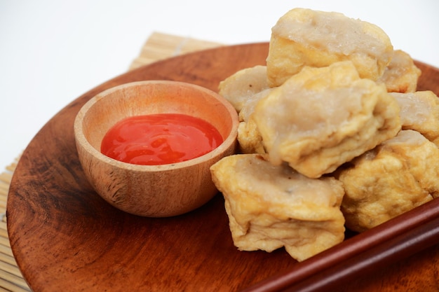 tofu relleno de carne fina y harina con fondo blanco