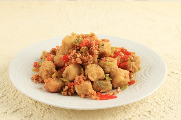 Tofu Sal e Pimenta Crocante ou Tahu Cabe Garam