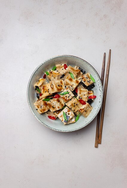 Tofu en salsa teriyaki con cebollas verdes chiles y sésamo Comida asiática Comida vegetariana Alimentación saludable