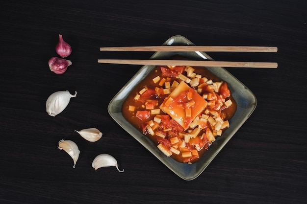 Tofu con salsa de tomate en la mesa.