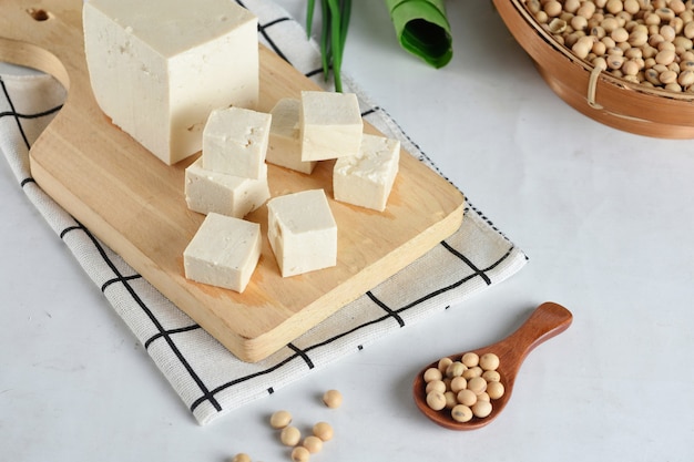 Tofu con soja en tablero de madera