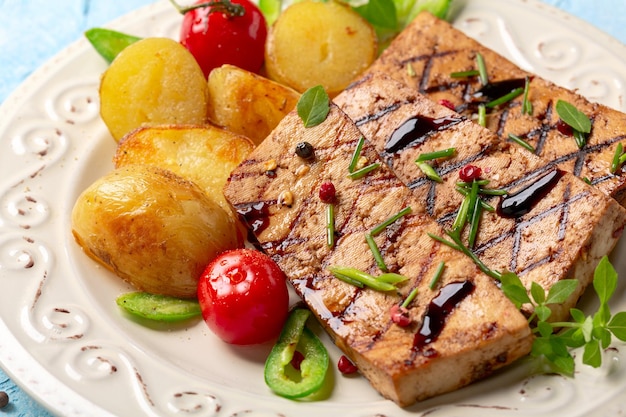 Tofu-Steaks mit Gemüse aus nächster Nähe