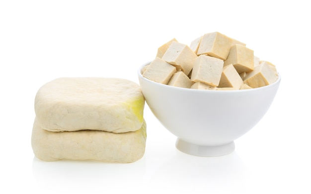 Tofu en un tazón sobre el fondo blanco