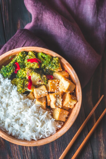 Tofu und Brokkoli mit weißem Reis anbraten