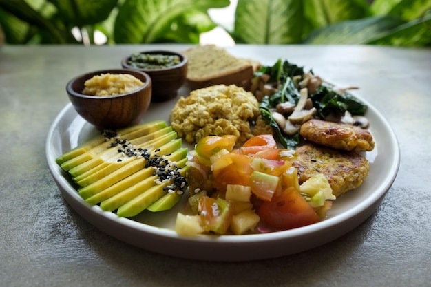 Foto tofu vegano con verduras de pan de aguacate y fuente de primer plano en un plato