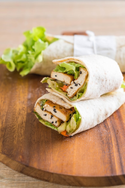 Tofu-Wrap-Salatbrötchen