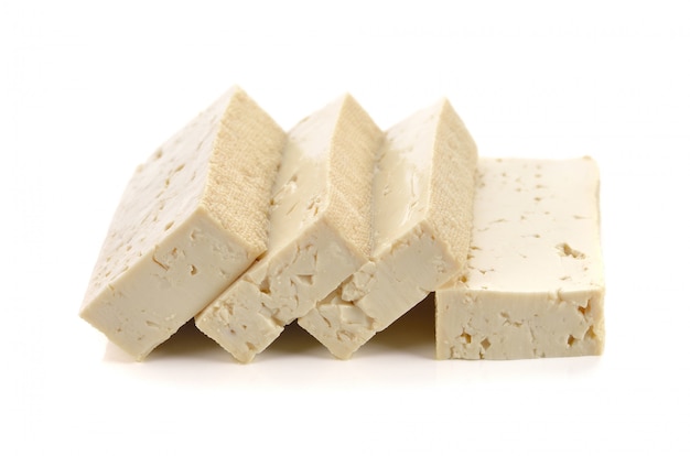 Tofukäse auf weißem Hintergrund